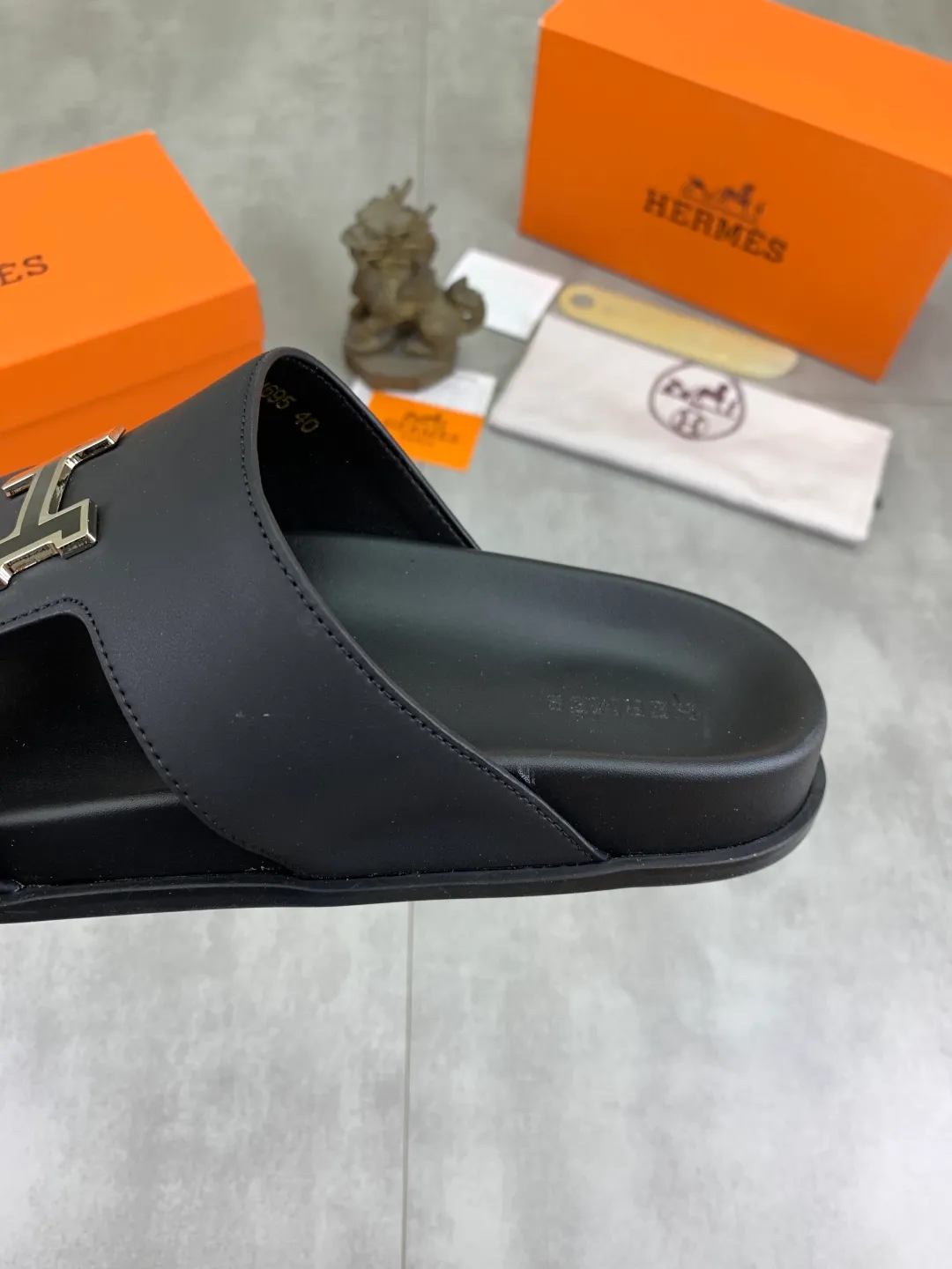 Men's shoes 💰P440 New [HERMES] high-end quality new Hermès slippers, made of imported calfskin, wear-resistant and non-slip rubber outsole. Fashionable and elegant code number: 39-44 (38 45 46 customized)